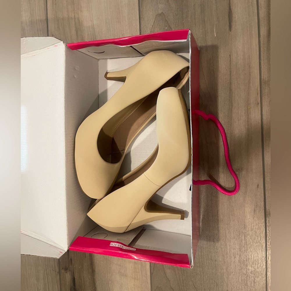 Women’s Cream Colored Heels Size 9